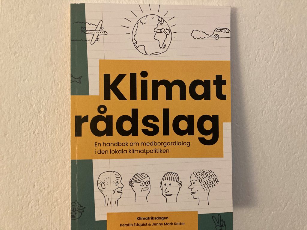 Bild på boken Klimatrådslag som getts ut av föreningen Klimatriksdagen i samband med årets klimatriksdag 5-6 april.
